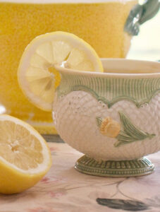 Zitronenscheibe verwerten im Tee